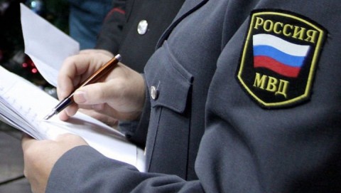 В Терновском районе полицейскими устанавливаются обстоятельства столкновения автомобиля с препятствием